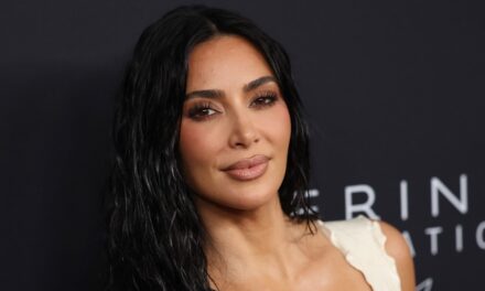 Kim Kardashian pousse la tendance des « robes nues » à l&rsquo;extrême avec un look en dentelle transparente