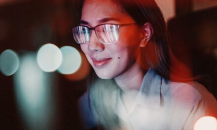 La science derrière les lunettes anti-lumière bleue : fonctionnent-elles réellement ?