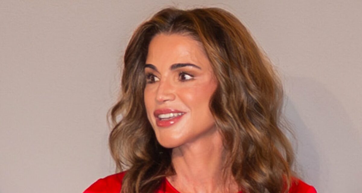 La reine Rania donne à sa robe rouge une touche séduisante avec un ourlet plus court