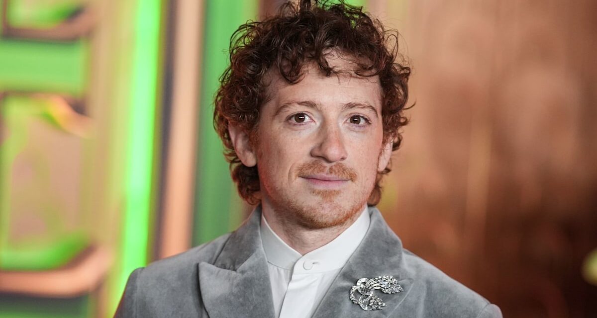 La méchante star Ethan Slater évite les questions sur sa petite amie Ariana Grande au milieu de spéculations divisées