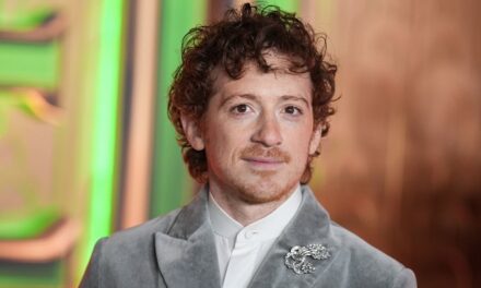 La méchante star Ethan Slater évite les questions sur sa petite amie Ariana Grande au milieu de spéculations divisées