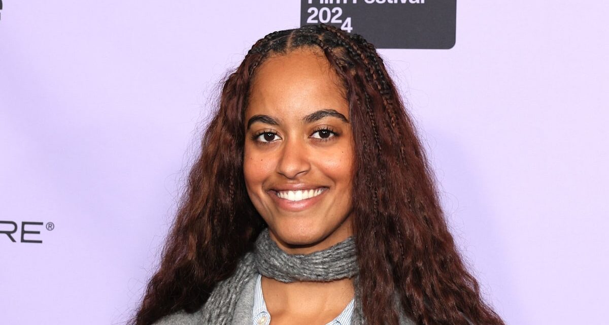 Malia Obama présente de longues jambes dans une mini-robe en jean alors qu&rsquo;elle sort à Los Angeles