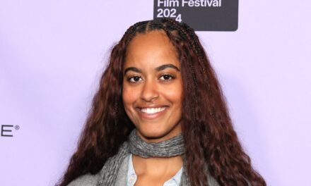 Malia Obama présente de longues jambes dans une mini-robe en jean alors qu&rsquo;elle sort à Los Angeles