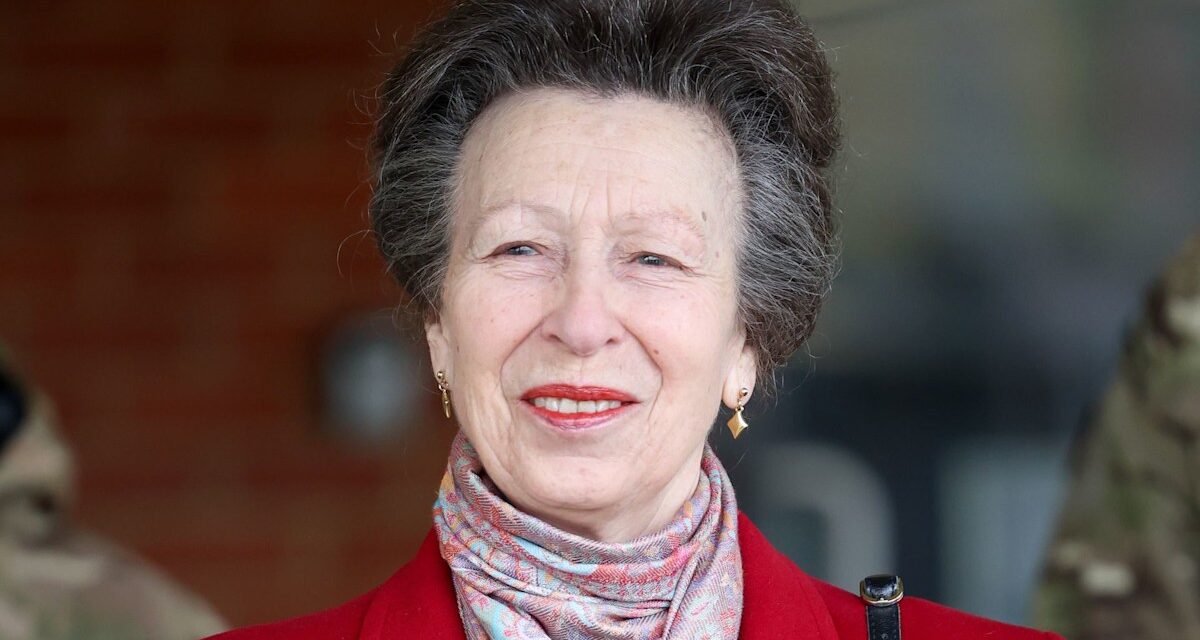 La princesse Anne nous enthousiasme pour les fêtes de fin d&rsquo;année avec un manteau audacieux et une écharpe colorée