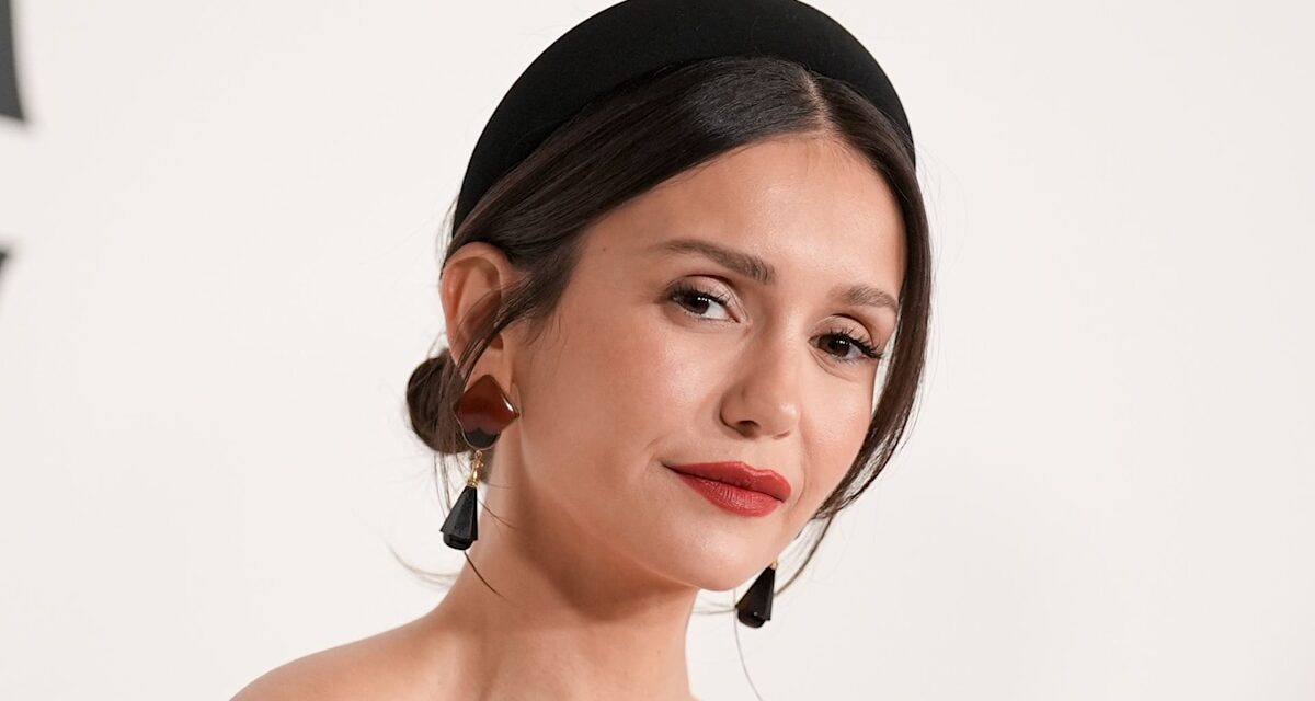 Nina Dobrev expose ses abdos solides dans un soutien-gorge et des leggings pour une vidéo d&rsquo;entraînement