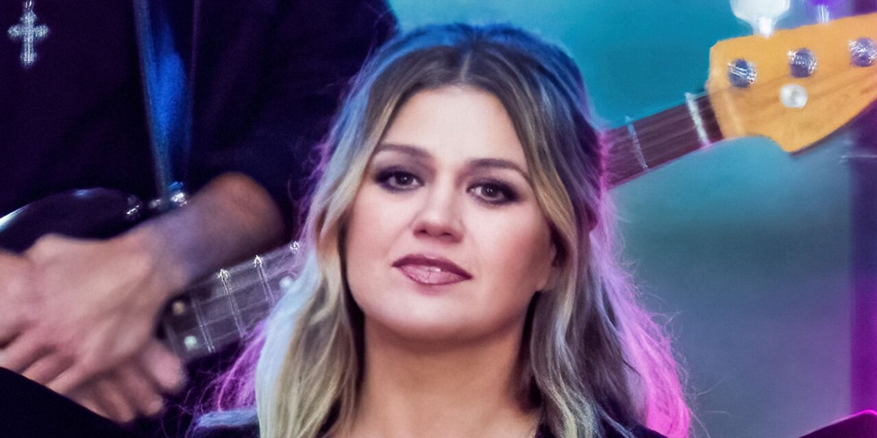 Kelly Clarkson fait des aveux en matière de chirurgie plastique