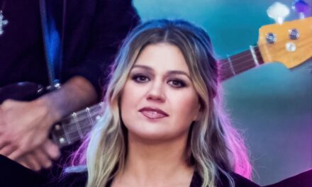 Kelly Clarkson fait des aveux en matière de chirurgie plastique