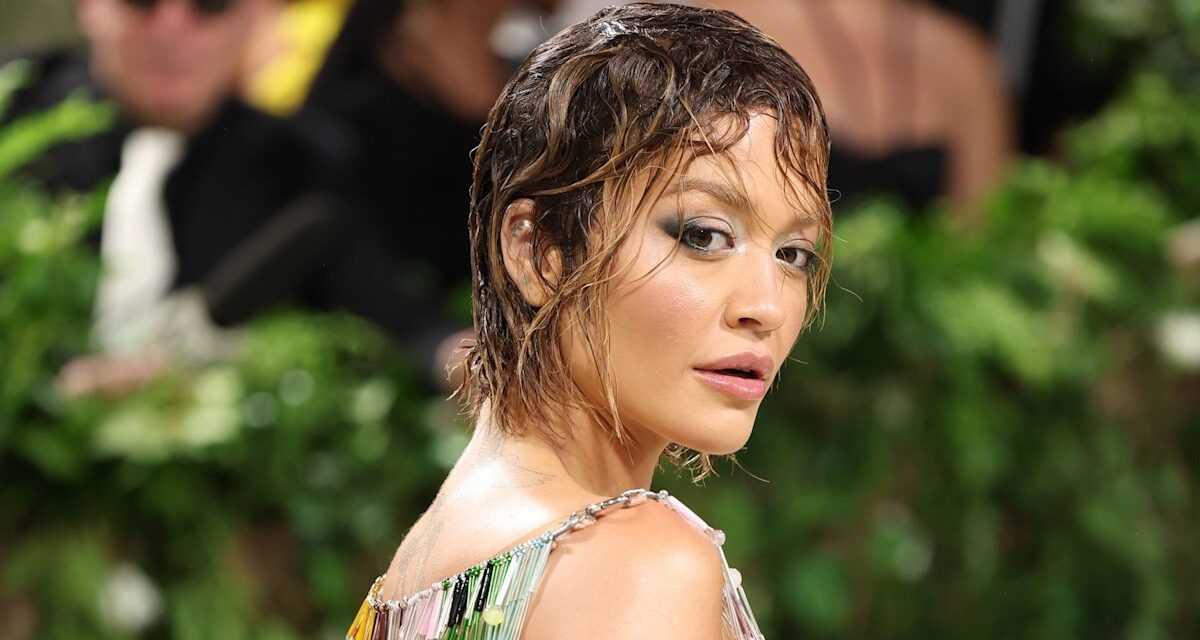 Rita Ora célèbre un moment marquant dans une robe en dentelle transparente et plongeante
