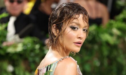 Rita Ora célèbre un moment marquant dans une robe en dentelle transparente et plongeante