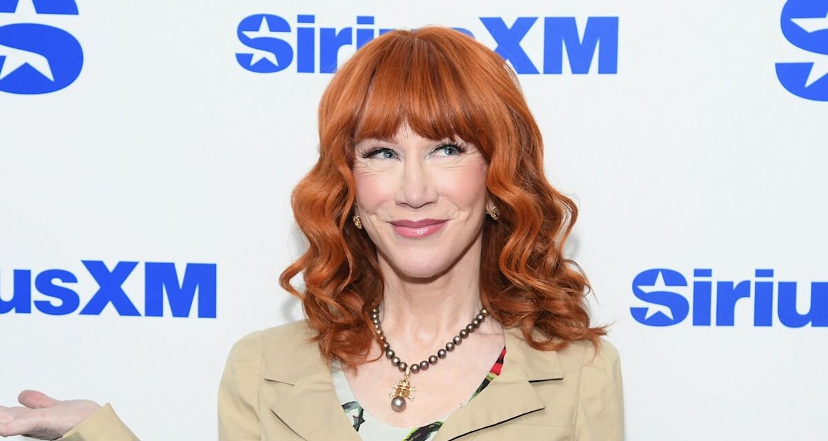 Kathy Griffin, 65 ans, présente une silhouette svelte dans un petit bikini brûlant