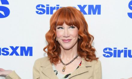 Kathy Griffin, 65 ans, présente une silhouette svelte dans un petit bikini brûlant