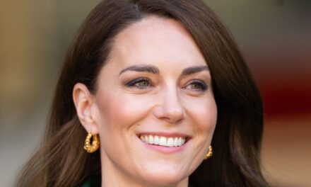 L&rsquo;humble pull de Noël de Kate Middleton est l&rsquo;approche royale de la tenue de fête
