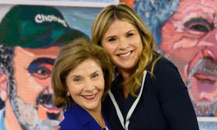 Laura Bush, 79 ans, entourée de ses proches alors qu&rsquo;elle est célébrée sur des photos de famille intimes