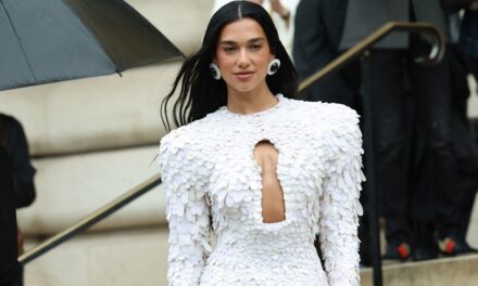 Dua Lipa est une vision de l&rsquo;ère spatiale en corset métallique