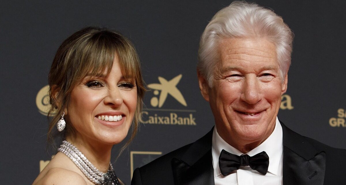 Richard Gere et sa femme Alejandra éblouissent avec des looks assortis pour une soirée en amoureux sur le tapis rouge