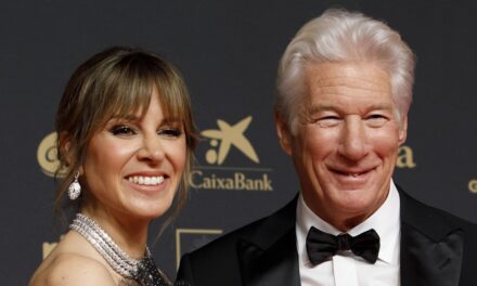 Richard Gere et sa femme Alejandra éblouissent avec des looks assortis pour une soirée en amoureux sur le tapis rouge