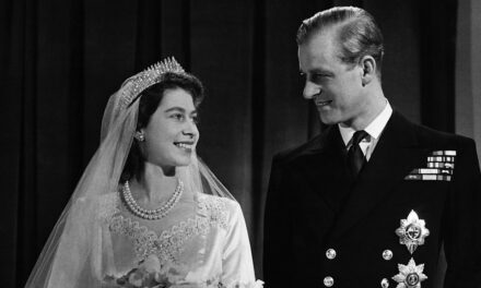 Le « magnifique » gâteau de mariage de 9 pieds de la défunte reine comme vous ne l&rsquo;avez jamais vu auparavant