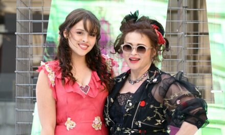 La fille sosie d&rsquo;Helena Bonham Carter est sa jumelle lors de ses débuts de mannequin de rêve