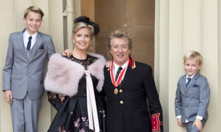 Les fils adolescents de Rod Stewart ont tous grandi sur une jolie photo de famille alors qu&rsquo;ils soutiennent leur célèbre père