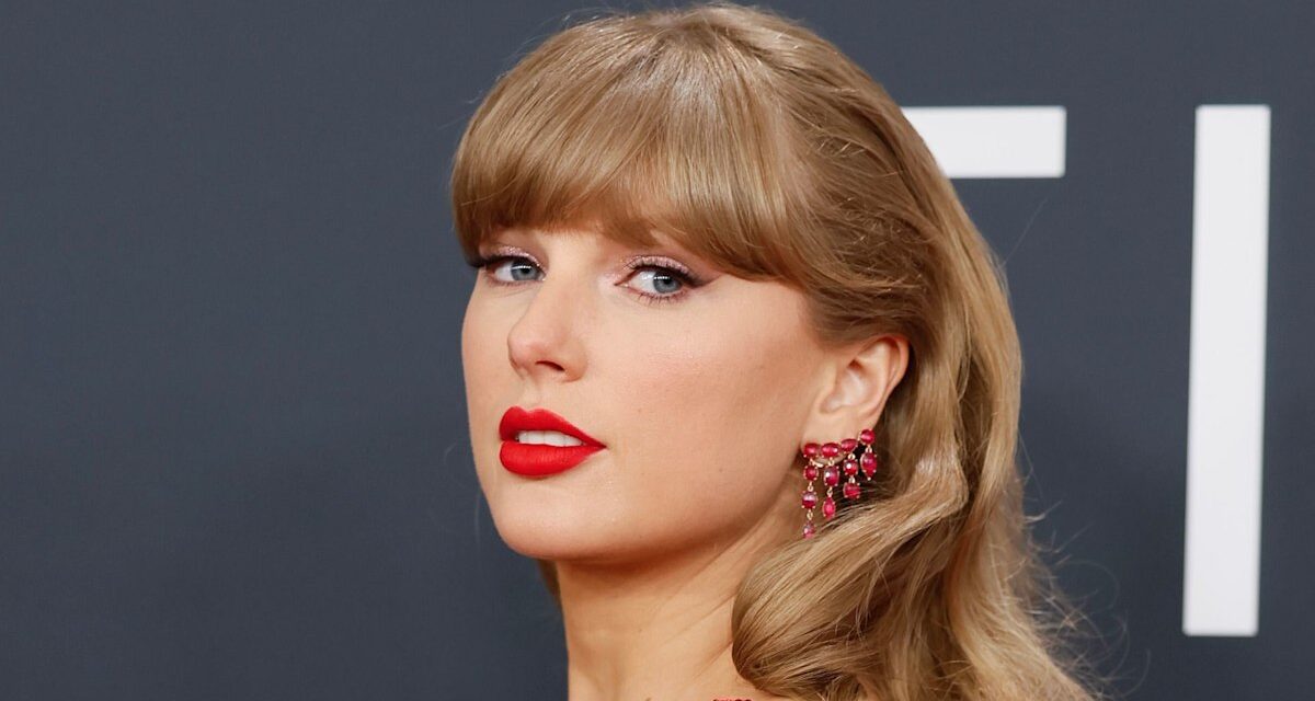 Taylor Swift perfectionne l&rsquo;art de porter des collants en dentelle transparente avec des bottes hauteur genou pour un rendez-vous amoureux