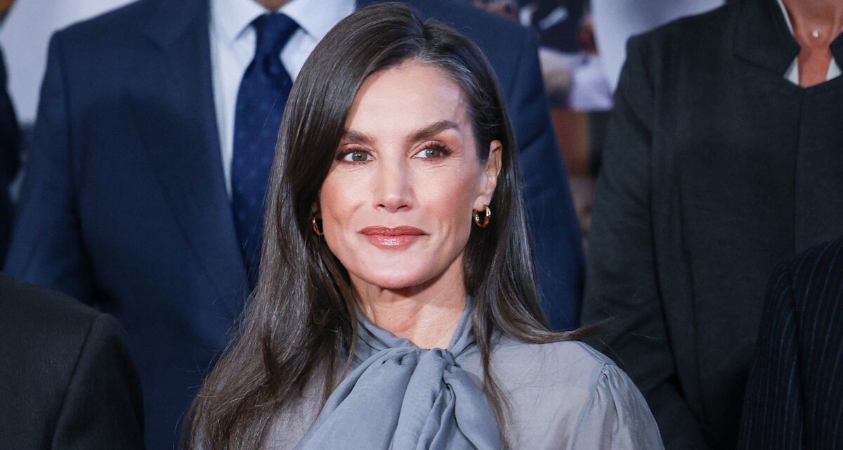 La reine Letizia devient glamour avec un buste à volants semi-transparent et du cuir cintrant la taille