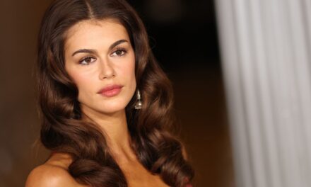 Kaia Gerber a un moment avec Jessica Rabbit dans une robe rouge plongeante à sequins