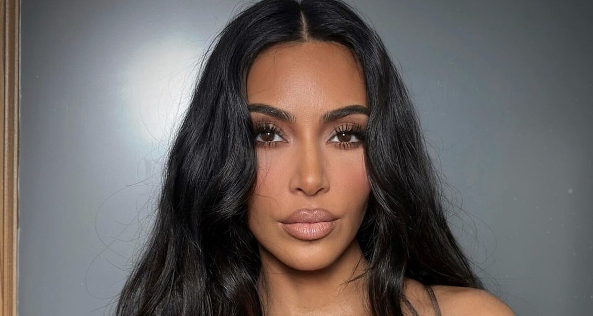 Kim Kardashian ne pense plus à la déception de l&rsquo;examen du barreau dans son tout petit bikini clouté et son bandana