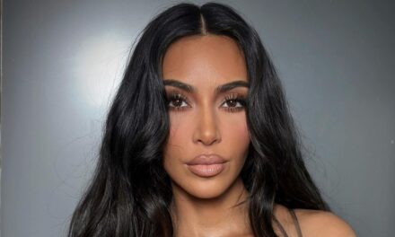 Kim Kardashian ne pense plus à la déception de l&rsquo;examen du barreau dans son tout petit bikini clouté et son bandana