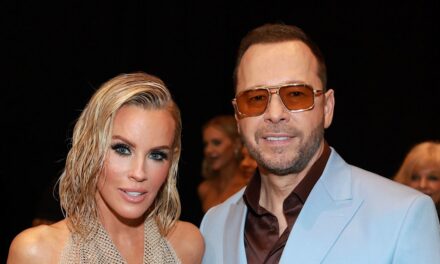 Donnie Wahlberg laisse Jenny McCarthy en larmes à l&rsquo;occasion de son 53e anniversaire