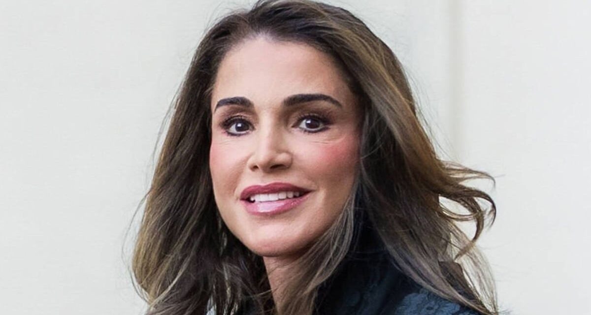 La reine Rania donne une touche « intelligente » à la botte-chaussette virale de 2016 – avec des talons de 4 pouces