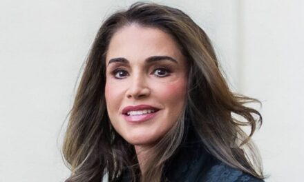 La reine Rania donne une touche « intelligente » à la botte-chaussette virale de 2016 – avec des talons de 4 pouces