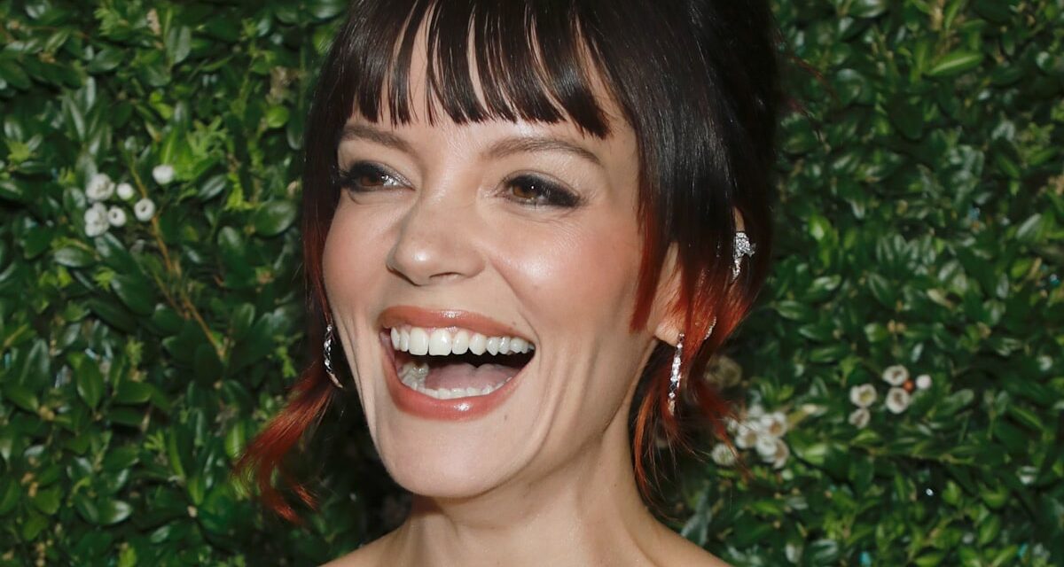 Lily Allen pose sur son lit conjugal dans un brownstone de New York, à 8 millions de dollars, quelques heures après que David Harbour a publiquement rompu sa couverture
