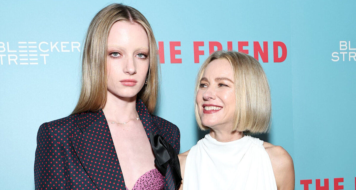 La fille adolescente de Naomi Watts montre un piercing à la langue sur une nouvelle photo