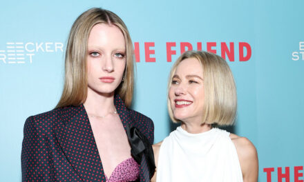 La fille adolescente de Naomi Watts montre un piercing à la langue sur une nouvelle photo