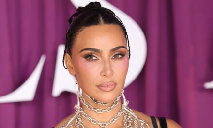 Découvrez le véritable parcours d&rsquo;avocat de Kim Kardashian et les résultats de son examen du barreau lors de la première du nouveau drame juridique All&rsquo;s Fair