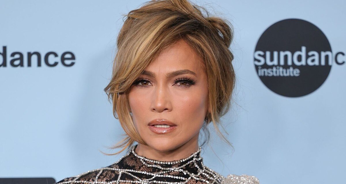 La robe Thanksgiving en dentelle soyeuse de Jennifer Lopez est sur notre liste de souhaits AW25