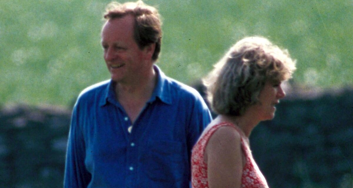 La relation devenue amitié de la reine Camilla avec son ex-mari Andrew Parker Bowles expliquée