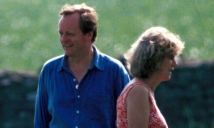 La relation devenue amitié de la reine Camilla avec son ex-mari Andrew Parker Bowles expliquée