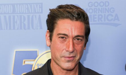 David Muir d&rsquo;ABC arbore un chaume robuste en vacances sur la dernière photo marquant son 52e anniversaire