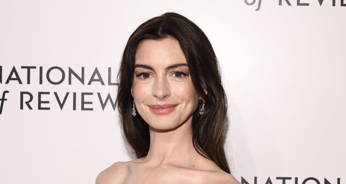 La « robe nue » oubliée d&rsquo;Anne Hathaway est parfaite pour l&rsquo;automne 2025