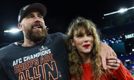 Taylor Swift fait une pause dans la planification de son mariage alors qu&rsquo;elle encourage Travis Kelce lors d&rsquo;une énorme confrontation entre les Chiefs