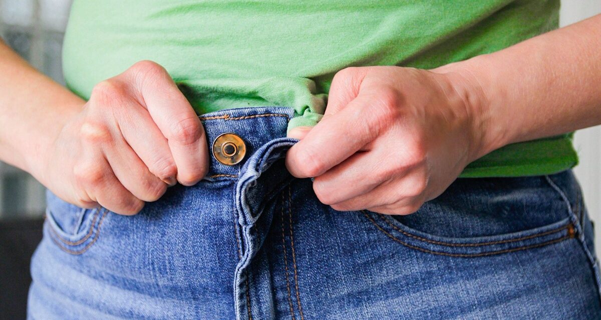 Les nutritionnistes révèlent 8 aliments surprenants qui réduisent naturellement les poches