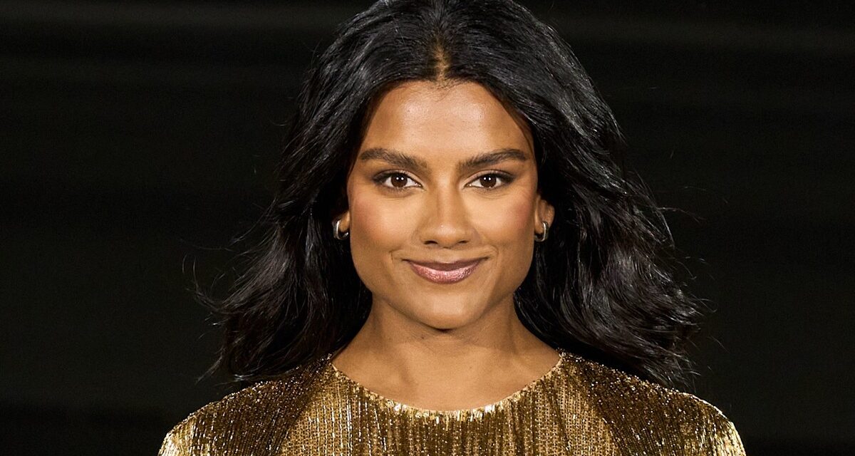 Simone Ashley arbore de la dentelle luxueuse et de la fausse fourrure pour regarder Lily Allen faire ses débuts sur le podium