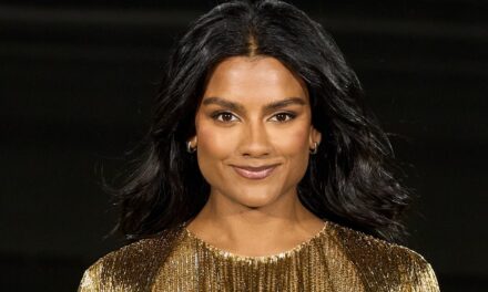 Simone Ashley arbore de la dentelle luxueuse et de la fausse fourrure pour regarder Lily Allen faire ses débuts sur le podium