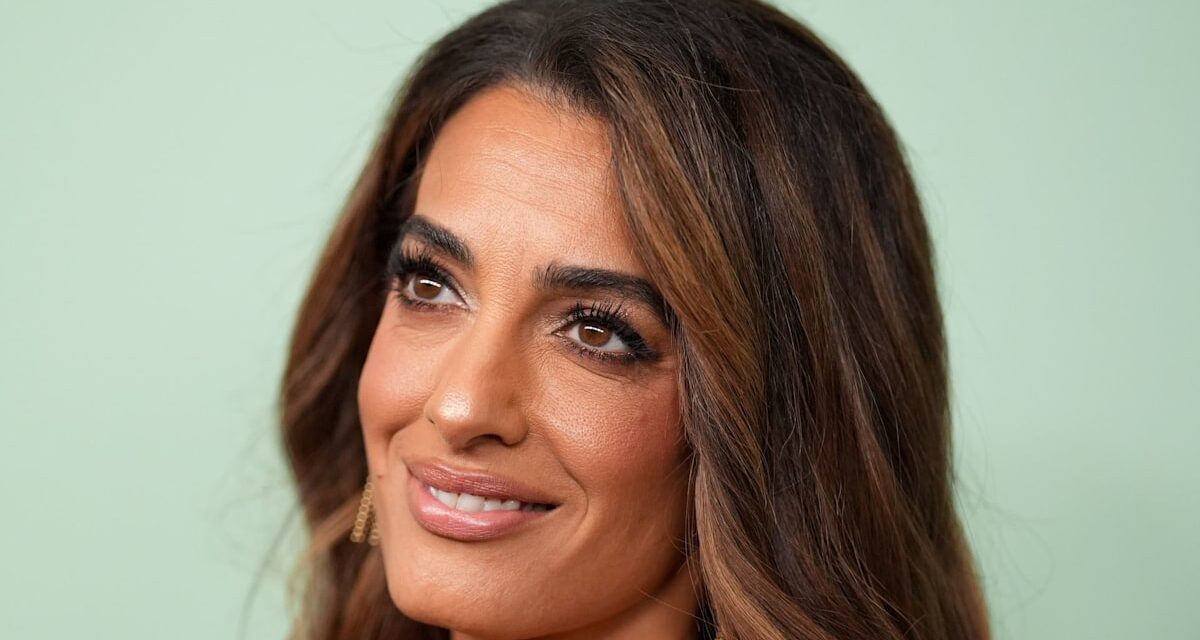 Amal Clooney apparaît à Paris dans un pantalon allongeant les jambes – avec des cheveux latte brillants