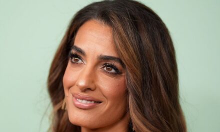 Amal Clooney apparaît à Paris dans un pantalon allongeant les jambes – avec des cheveux latte brillants