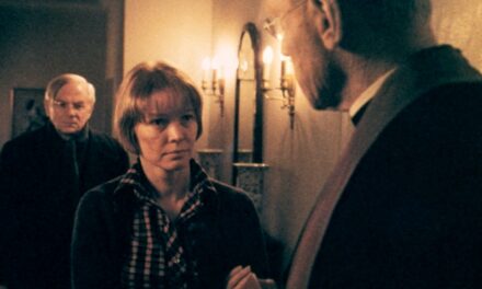 L&rsquo;icône de l&rsquo;Exorciste des années 70, 92 ans, fait tourner les têtes à l&rsquo;avant-première de The Age of Disclosure