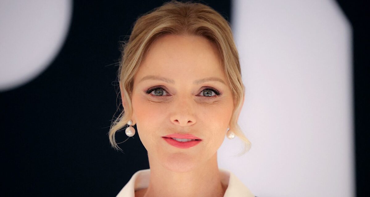 La princesse Charlene donne une touche dramatique aux fines rayures dans un look semi-transparent inhabituel