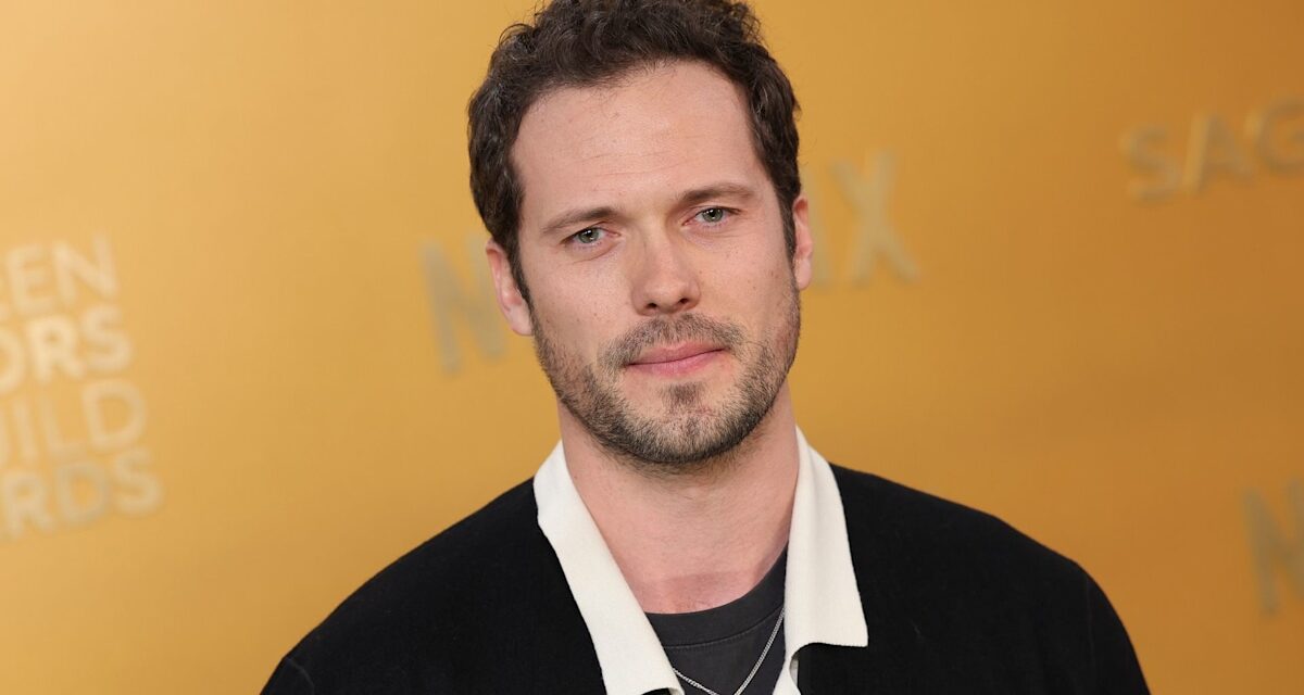 Rencontrez Tom Wozniczka, la star de Champagne Problems de Netflix, qui incarne l&rsquo;intérêt amoureux de Minka Kelly