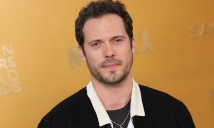 Rencontrez Tom Wozniczka, la star de Champagne Problems de Netflix, qui incarne l&rsquo;intérêt amoureux de Minka Kelly